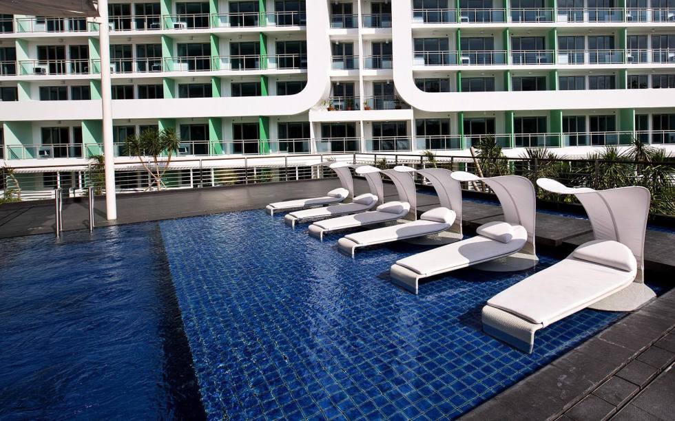 Pool Lounge Azure Ammenities