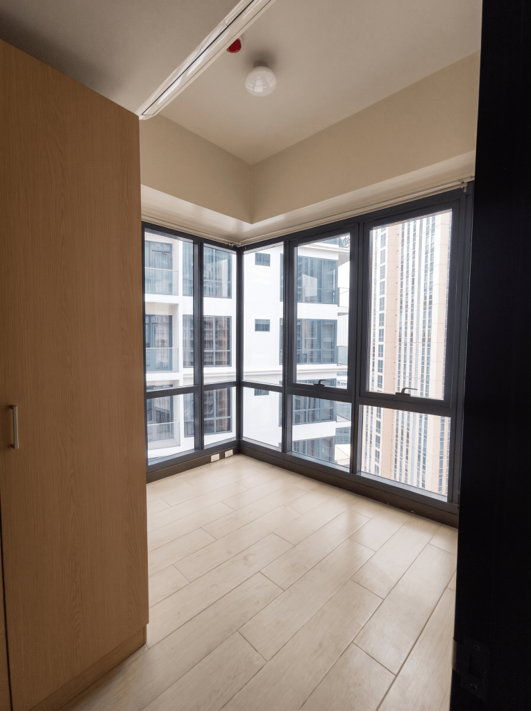 Corner room with wraparound windows, The Florence McKinley Hill
