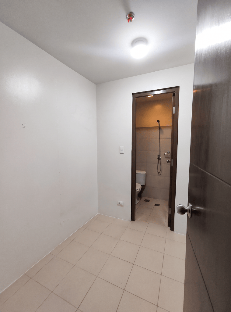 Maid's room with its own toilet and shower, The Florence McKinley Hill
